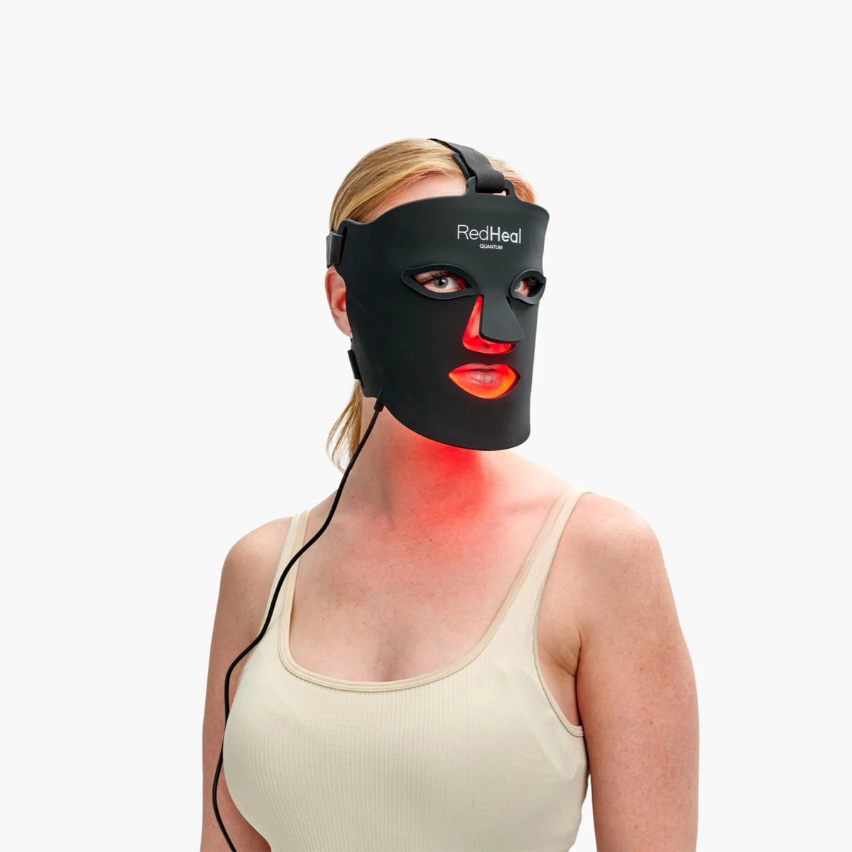Kvinne med RedHeal Quantum LED-maske og rødt lys over halsen